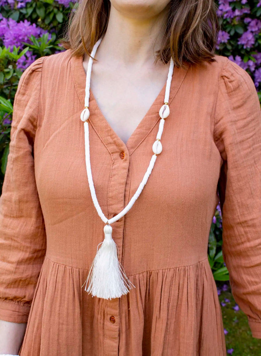 Long collier de perles coquillage • Blanc