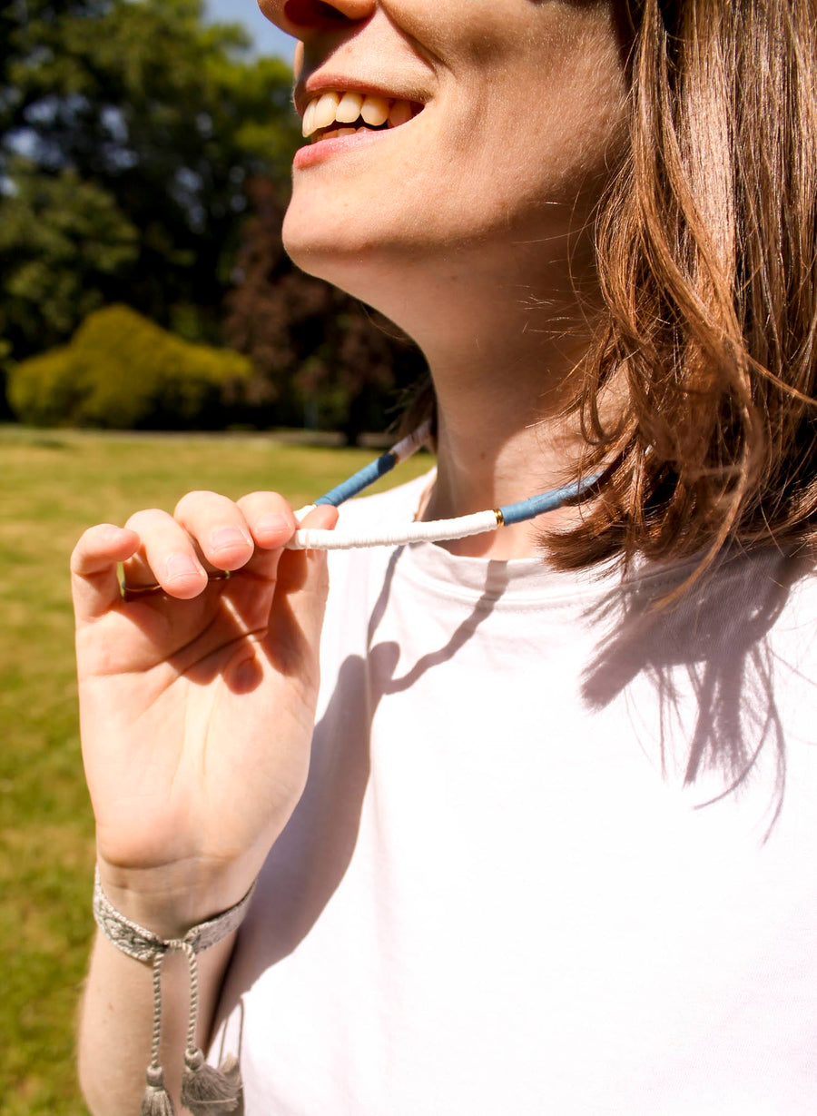 Collier de perles • Bleu, blanc & doré